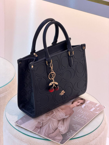 کیف COACH با چارم