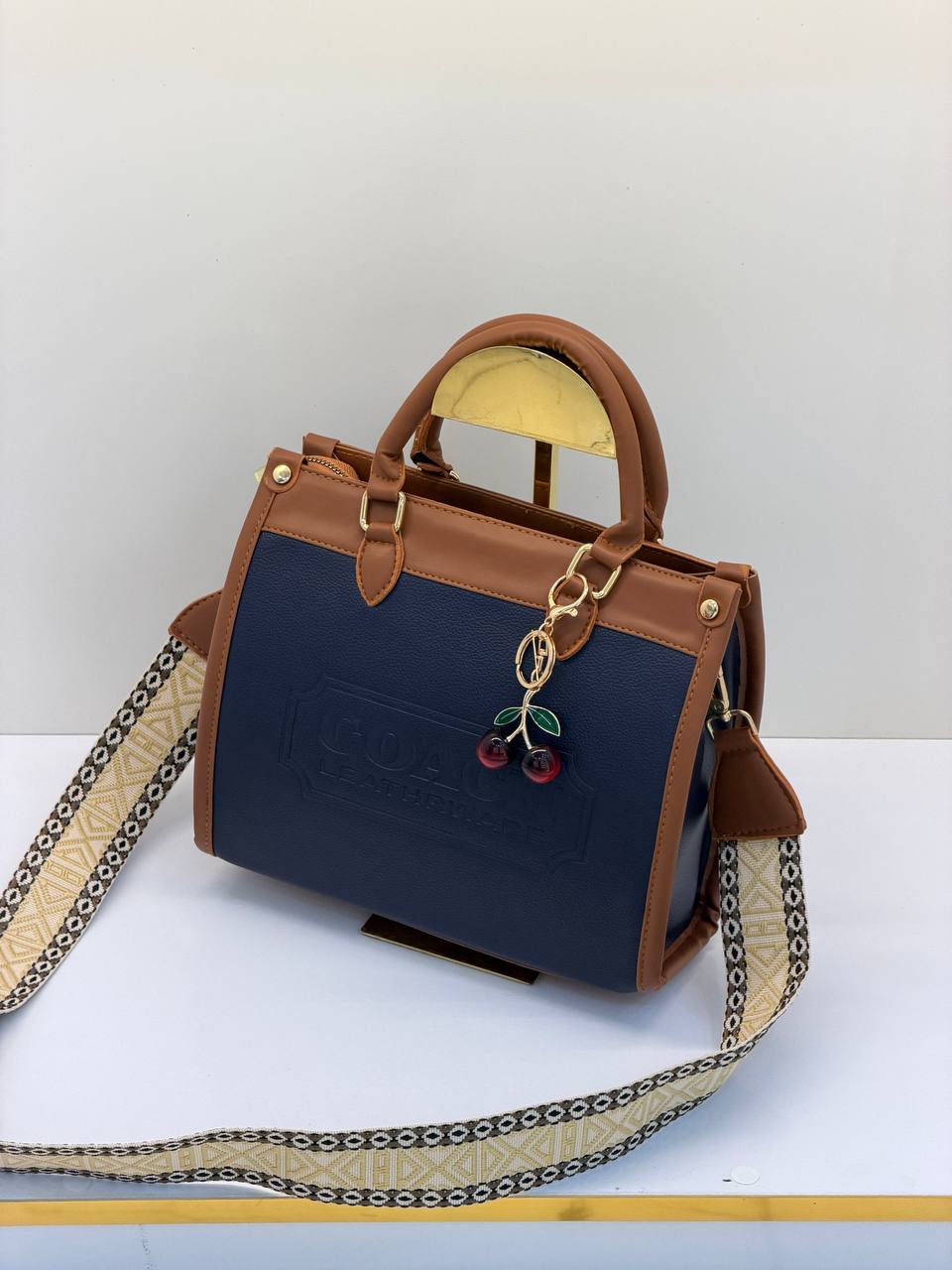 کیف COACH با چارم